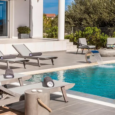 Artemon New Luxury Vilă *